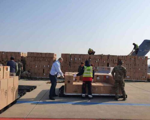 MApN: Al doilea transport cu 45 de tone de echipament medical a ajuns pe aeroportul Otopeni